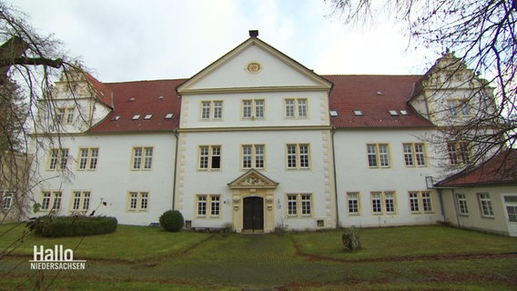 Vorderansicht von Schloss Henneckenrode. © Screenshot 