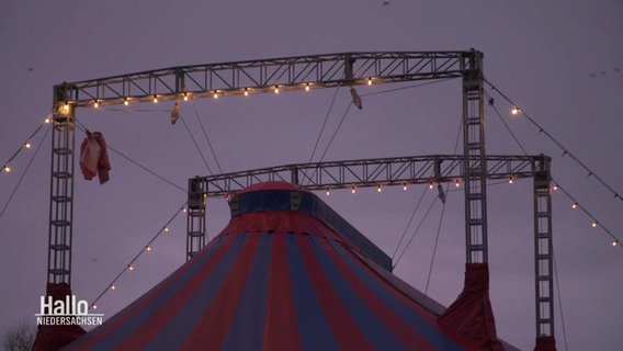 Spitze eines Zirkuszeltes. © Screenshot 