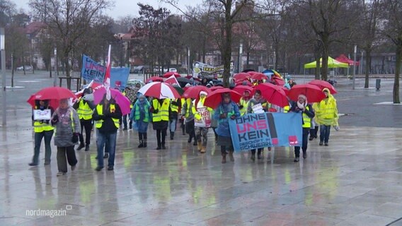 Verdi-Mitglieder nehmen an einer Kundgebung teil. © Screenshot 