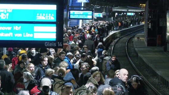 Bahnreisende warten am Hamburger Hauptbahnhof. © Screenshot 