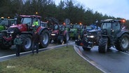 Landwirte blockieren eine Autobahnzufahrt. © Screenshot 