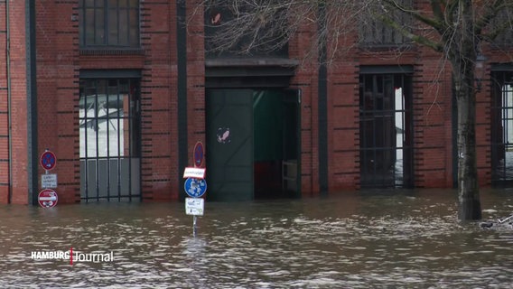 Ein Verkehrsschild steht im Hochwasser. © Screenshot 