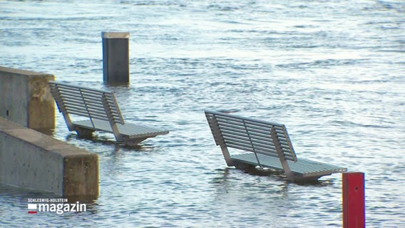 Bänke stehen im hohen Wasser. © Screenshot 