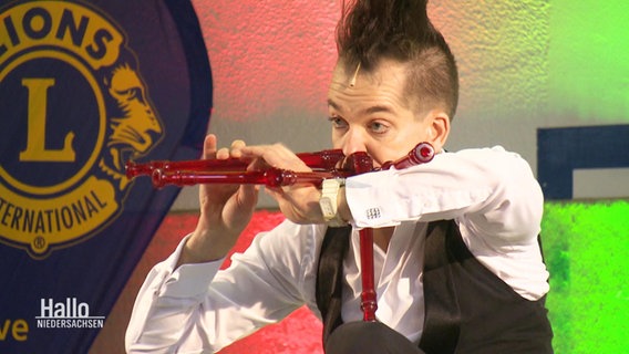 Gabor Vosteens spielt Flöte auf einer Bühne. © Screenshot 