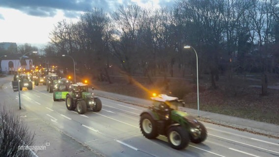 Grüne Traktoren auf dem Friedrich-Engels-Ring in Neubrandenburg. © Screenshot 