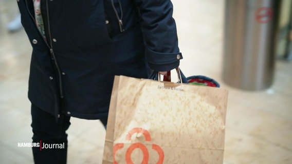 Eine Frau mit einer Einkaufstasche. © Screenshot 