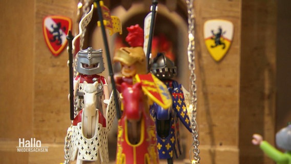 Zwei Playmobil-Ritter in einer Ausstellung in Bersenbrück. © Screenshot 