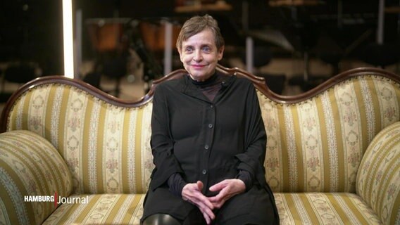 Katharina Thalbach sitzt auf einem Sofa und gibt ein Interview zu ihrer Veranstaltung "Ein Wintermärchen". © Screenshot 