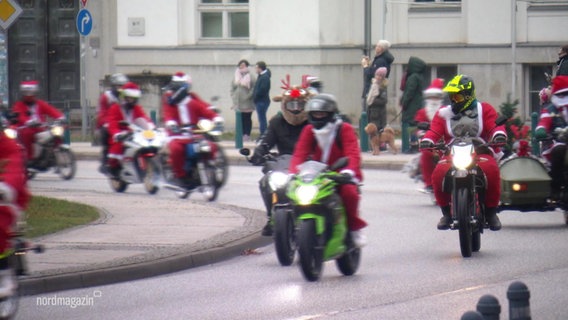 Als Weihnachtsmann verkleidete Biker fahren mit ihren Motorrädern durch Schwerin. © Screenshot 