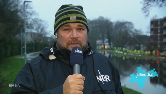 Reporter Sebastian Duden berichtet live aus Lilienthal. © Screenshot 