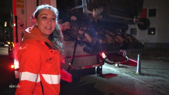 Müllwerkerin Katharina Meyer bei der Arbeit in Hamburg. © Screenshot 