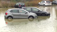 Autos stehen im Wasser © Screenshot 