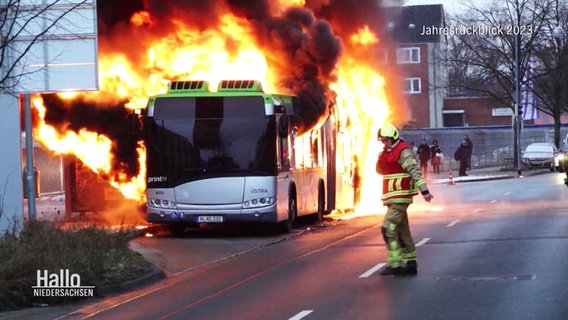 Ein brennender Üstra-Hybridbus in Hannover © Screenshot 