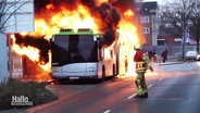 Ein brennender Üstra-Hybridbus in Hannover © Screenshot 