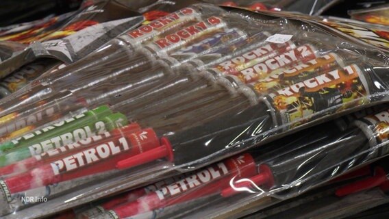 Mehrere Feuerwerksraketen liegen in Plastikverpackungen aufeinander. © Screenshot 