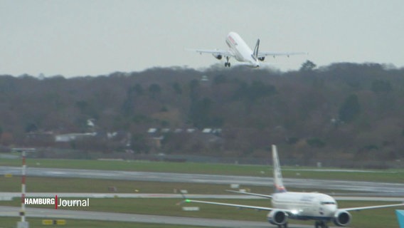 Ein Flugzeug hebt von der Startbahn ab am Hamburger Flughafen. © Screenshot 