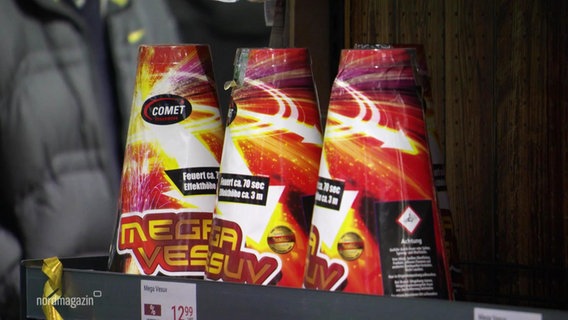 Nahaufnahme Feuerwerkskörper im Supermarkt. © Screenshot 