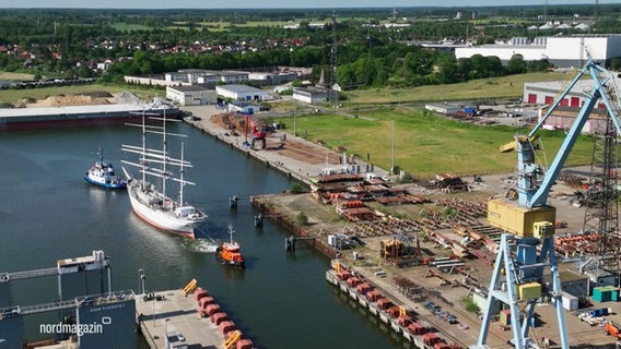 Die "Gorch Fock" wird in die Werft gezogen. © Screenshot 