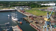 Die "Gorch Fock" wird in die Werft gezogen. © Screenshot 