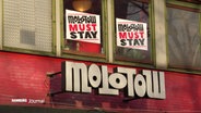 Das Schild des Musikclubs "Molotow" und darüber aufgeklebte Plakate mit der Aufschrift "MOLOTOW MUST STAY". © Screenshot 