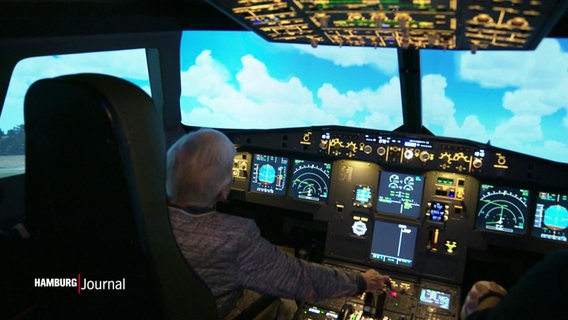 Eine ältere Dame in einem Flugsimulator. © Screenshot 