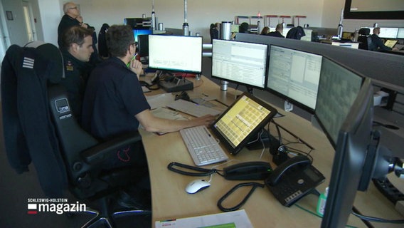 Eine Einsatzzentrale der Feuerwehr mit mehreren Monitoren. © Screenshot 