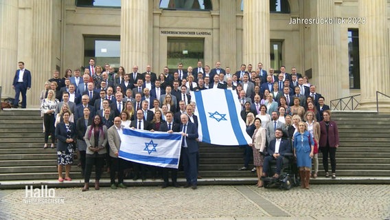 Parlamentarier stehen mit Israelfahnen vor dem niedersäschsichen Landtag. © Screenshot 
