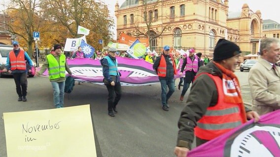 Menschen bei einer Demonstration. © Screenshot 