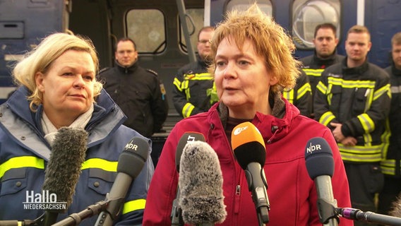 Bundesinnenministerin Nancy Faeser und Niedersachsens Innenministerin Daniela Behrens geben Journalisten Auskunft zur Hochwasserlage. © Screenshot 