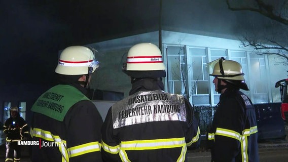 Drei Feuerwehrmänner bei einem Einsatz. © Screenshot 