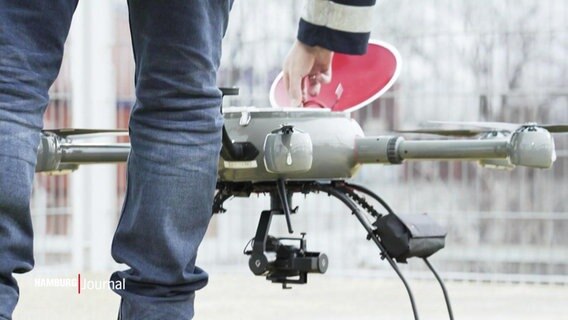 Eine Person aktiviert eine Drohne. © Screenshot 
