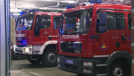Zwei Einsatzfahrzeuge der Feuerwehr. © Screenshot 