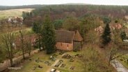 Eine alte Kirche in Kirch Rosin aus der Luft betrachtet. © Screenshot 