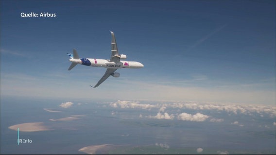 Ein fliegendes Flugzeug von Airbus über den Wolken. (Quelle: Airbus) © Screenshot 