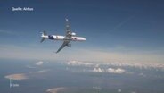 Ein fliegendes Flugzeug von Airbus über den Wolken. (Quelle: Airbus) © Screenshot 