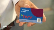 Eine Hand hält die neue Prepaid card vom HVV in die Kamera. © Screenshot 