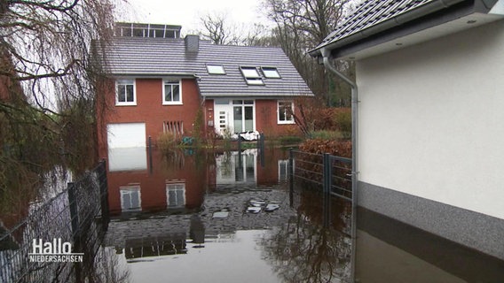 Hochwasser in einer Wohnhaussiedlung. © Screenshot 