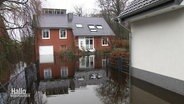 Hochwasser in einer Wohnhaussiedlung. © Screenshot 