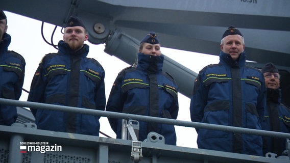 Soldatinnen und Soldaten der Deutschen Marine beim Auslaufen an der Reling des Versorgungsschiffes "Donau". © Screenshot 