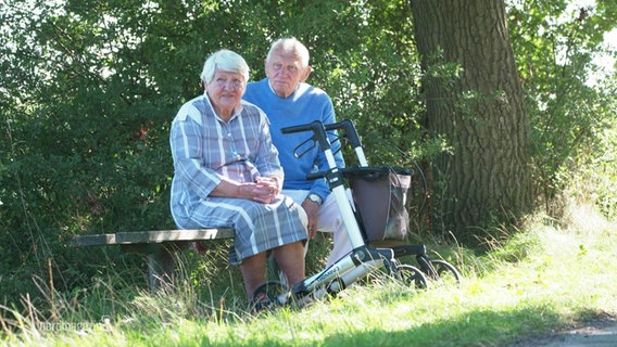 Edeltraut und Peter Raspe auf einer Bank im Grünen. © Screenshot 