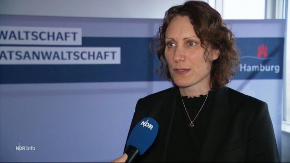 Die Staatsanwältin Mia Sperling-Karstens spricht in die Kamera. © Screenshot 