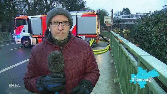 Reporter Olaf Kretschmer vor einem Feuerwehrauto in Oldenburg. © Screenshot 