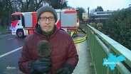 Reporter Olaf Kretschmer vor einem Feuerwehrauto in Oldenburg. © Screenshot 