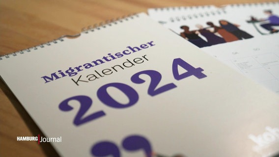 Der Migrantische Kalender 2024 des Kohero Magazins liegt auf einem Tisch. © Screenshot 
