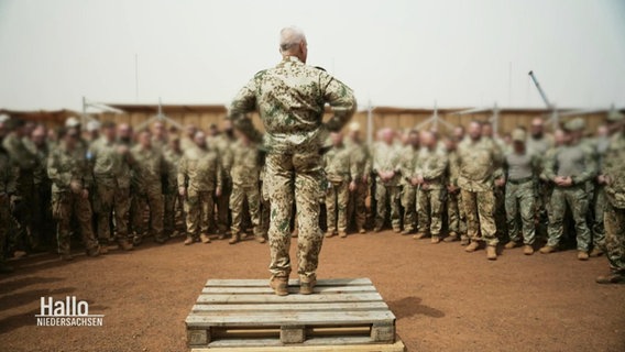 Soldaten in Mali bei einer Besprechung. © Screenshot 