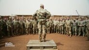 Soldaten in Mali bei einer Besprechung. © Screenshot 