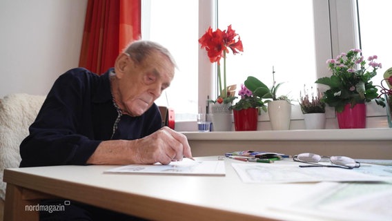 Der 95jährige Heinz Martin aus Wismar beim Zeichnen. © Screenshot 