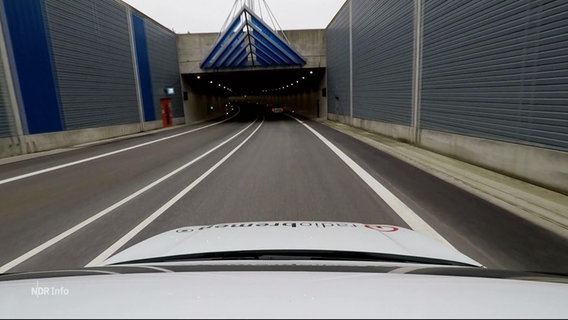 Ein Auto fährt auf eine Tunneleinfahrt zu. © Screenshot 
