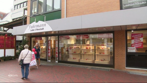 Zwei Frauen sind vor den Eingang eines Geschäftes zu sehen. Über dem Eingang steht Fuhrmann, Leder in Neustadt. © Screenshot 