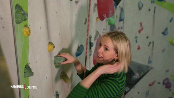 Julia Wulf an einer Kletterwand. © Screenshot 